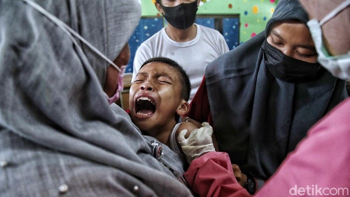 Petugas kesehatan memberikan vaksin Sinovac dosis 1 kepada siswa-siswi di kawasan SDN Sukapura 04 Pagi, Sukapura, Cilincing, Jakarta Utara, Selasa (14/12).