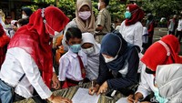 Menurut keterangan pihak sekolah, sebanyak 250 murid SDN Sukapura 04 Pagi divaksinasi Sinovac dosis pertama. Para murid yang didampingi orangtuanya datang sejak pukul 07.00 WIB.