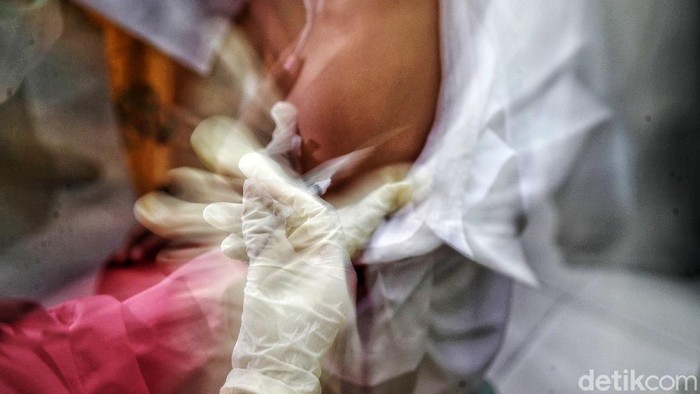 Momen Siswa SD Menjerit dan Menangis Saat Disuntin Vaksin Petugas kesehatan memberikan vaksin Sinovac dosis 1 kepada siswa-siswi di kawasan SDN Sukapura 04 Pagi, Sukapura, Cilincing, Jakarta Utara, Selasa (14/12).