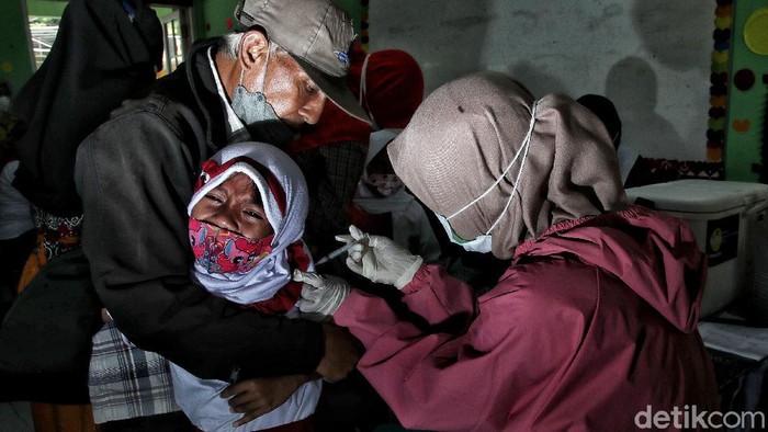 Petugas kesehatan memberikan vaksin Sinovac dosis 1 kepada siswa-siswi di kawasan SDN Sukapura 04 Pagi, Sukapura, Cilincing, Jakarta Utara, Selasa (14/12).