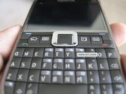 Nostalgia E71, Smartphone Mewah Lawan Berat BlackBerry