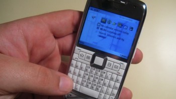 “Meski kami tidak suka kameranya, kami pikir Nokia 71 ini adalah ponsel yang hampir sempurna,” demikan review dari Cnet kala itu. Foto: All about Symbian