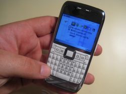 Nostalgia E71, Smartphone Mewah Lawan Berat BlackBerry