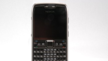 Ponsel dengan keyboard full qwerty ini dipuji untuk keawetan baterainya, software bisnis yang lengkap dan fiutur seperti push email, desain menawan dan keyboard yang nyaman. Foto: All about Symbian