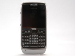 Nostalgia E71, Smartphone Mewah Lawan Berat BlackBerry