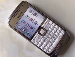 Nostalgia E71, Smartphone Mewah Lawan Berat BlackBerry
