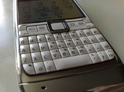 Nostalgia E71, Smartphone Mewah Lawan Berat BlackBerry