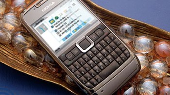 “Ponsel ini menang dari BlackBerry di beberapa area. Jika Anda ingin ponsel yang lengkap untuk bisnis, ini pilihannya,” tulis sebuah review. Foto: All about Symbian
