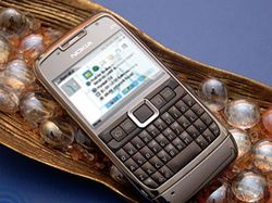 Nostalgia E71, Smartphone Mewah Lawan Berat BlackBerry