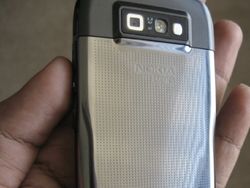 Nostalgia E71, Smartphone Mewah Lawan Berat BlackBerry