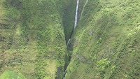 Air Terjun Oloupena, Amerika Serikat. Terletak di pantai timur laut pulau yang terisolasi. Dengan ketinggian 900 meter, Air Terjun Oloupena adalah aliran sungai yang mengalir di sisi salah satu tebing tepi pantai tertinggi di dunia, Tebing Haloku, tebing yang sama dengan asal mula Air Terjun Puukaoku. Air terjun ini tercatat tertinggi nomor 4 di dunia. (Foto: Wikimedia Commons)