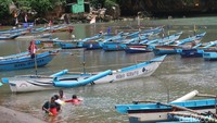 Beberapa wisatawan saat bermain air di pinggir pantai (Pradito Rida Pertana/detikcom)