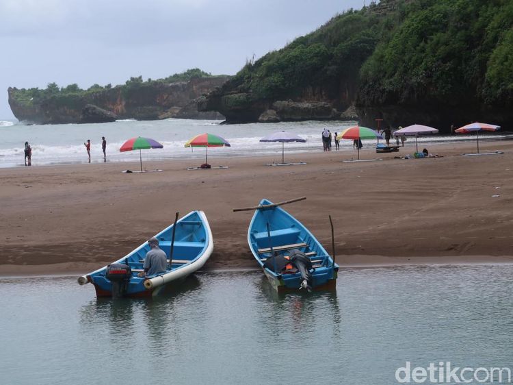 Potret Suasana Pantai Baron Jelang Libur Nataru