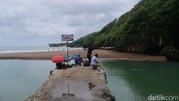 Semua wisatawan yang masuk wajib menggunakan aplikasi PeduliLindungi (Pradito Rida Pertana/detikcom)