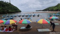 Beginilah suasana di Pantai Baron, Kalurahan Kemadang, Kapanewon Tanjungsari, Kabupaten Gunungkidul jelang libur Nataru (Pradito Rida Pertana/detikcom)