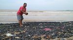 Pantai Sekembu Jepara Menghitam Tercemar Batu Bara