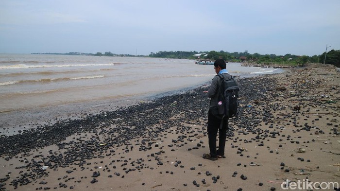 Pantai Sekembu Jepara Menghitam Tercemar Batu Bara Pantai Sekembu, Kabupaten Jepara, Jawa Tengah tercemar batu bara. Limbah batu bara ini dikeluhkan warga sudah hampir setahun, dan belum dibersihkan.