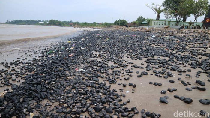 Pantai Sekembu Jepara Menghitam Tercemar Batu Bara Pantai Sekembu, Kabupaten Jepara, Jawa Tengah tercemar batu bara. Limbah batu bara ini dikeluhkan warga sudah hampir setahun, dan belum dibersihkan.