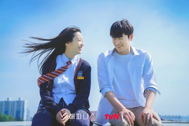 Pada 2021, Han Hyo Joo mencuri atensi setelah dipasangkan dengan Park Hyung Sik dalam drama Korea Happiness. Tak sedikit penggemar yang baper mengikuti kisah keduanya sebagai sahabat yang berpura-pura menjadi pasangan suami istri.   Foto: dok tvN