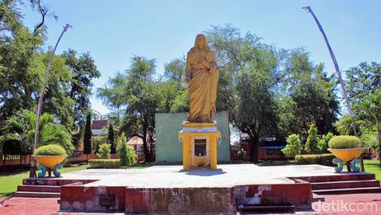 Patung Yesus Kristus Raja Patung Yesus di Taman Doa Maumere.