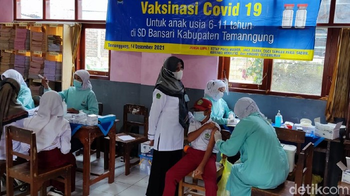 Pelaksanaan vaksinasi anak di SDN Bansari 1, Temanggung, Selasa (14/12/2021).