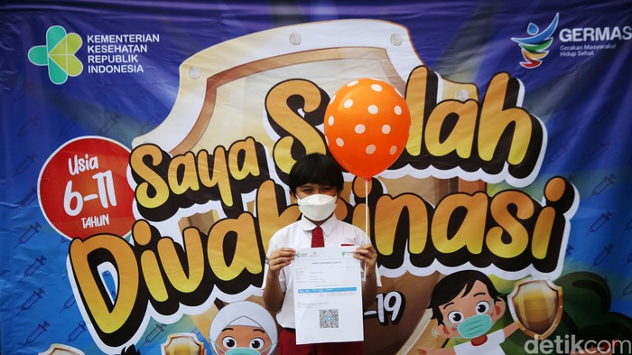 Siswa Siswi sekolah dasar menerima vaksin COVID 19 di SD Negeri 2 Pondok Bambu, Jakarta, Selasa (14/12/2021). Pemerintah memulai vaksin Covid-19 anak berusia 6-11 tahun mulai hari ini. Sasaran vaksinasinya mencapai 26,5 juta anak berdasarkan data sensus penduduk 2020.