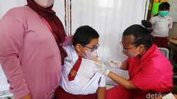 Siswa-siswi sekolah dasar menerima vaksin COVID 19 di SD Negeri 2 Pondok Bambu, Jakarta, Selasa (14/12/2021). Begini ekspresi anak-anak saat divaksinasi.