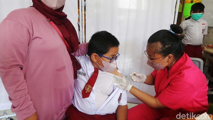 Siswa Siswi sekolah dasar menerima vaksin COVID 19 di SD Negeri 2 Pondok Bambu, Jakarta, Selasa (14/12/2021). Pemerintah memulai vaksin Covid-19 anak berusia 6-11 tahun mulai hari ini. Sasaran vaksinasinya mencapai 26,5 juta anak berdasarkan data sensus penduduk 2020.