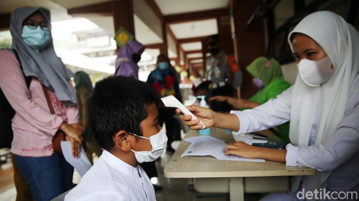 Siswa Siswi sekolah dasar menerima vaksin COVID 19 di SD Negeri 2 Pondok Bambu, Jakarta, Selasa (14/12/2021). Pemerintah memulai vaksin Covid-19 anak berusia 6-11 tahun mulai hari ini. Sasaran vaksinasinya mencapai 26,5 juta anak berdasarkan data sensus penduduk 2020.