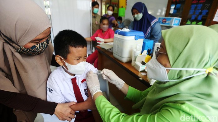 Siswa Siswi sekolah dasar menerima vaksin COVID 19 di SD Negeri 2 Pondok Bambu, Jakarta, Selasa (14/12/2021). Pemerintah memulai vaksin Covid-19 anak berusia 6-11 tahun mulai hari ini. Sasaran vaksinasinya mencapai 26,5 juta anak berdasarkan data sensus penduduk 2020.