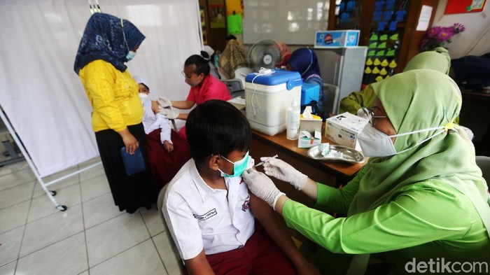 Siswa Siswi sekolah dasar menerima vaksin COVID 19 di SD Negeri 2 Pondok Bambu, Jakarta, Selasa (14/12/2021). Pemerintah memulai vaksin Covid-19 anak berusia 6-11 tahun mulai hari ini. Sasaran vaksinasinya mencapai 26,5 juta anak berdasarkan data sensus penduduk 2020.