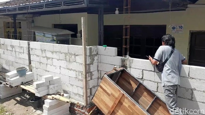 Penampakan akses rumah warga Brebes yang ditembok kerabatnya