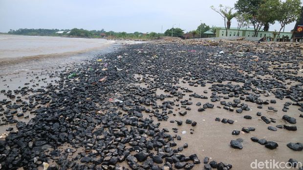 Penampakan batu bara yang cemari Pantai Sekembu Jepara