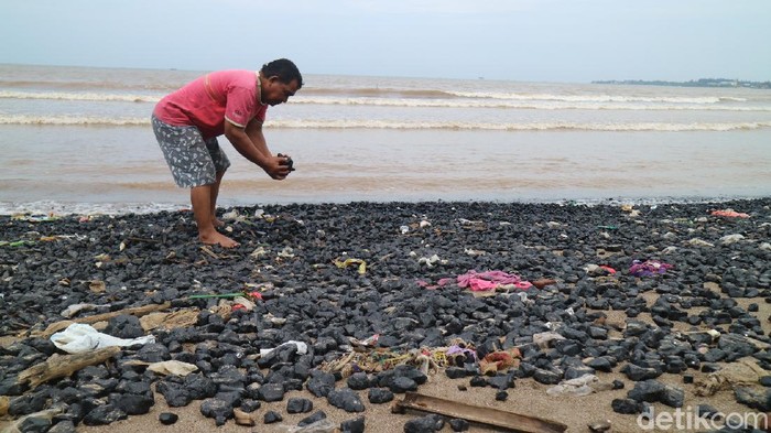 Penampakan batu bara yang cemari Pantai Sekembu Jepara