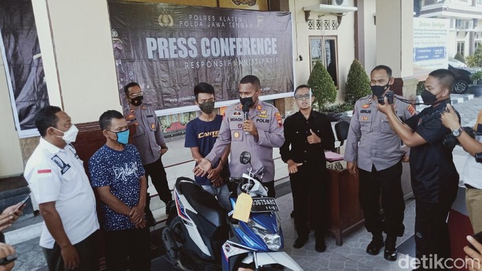 Pencuri mengembalikan motor hasil curiannya kepada korban, di Polres Klaten, Selasa (14/12/2021).