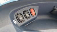 Tombol untuk mengaktifkan wiper, hazard, dan menyalakan lampuel  berada di sisi paling kiri dashboard. Foto: Ridwan Arifin
