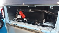 Lokasi baterai dari Ape E-City yang dibekali baterai Lithium Ion 48 volt denga kapsitas 4,5 kWh. Kendaraan roda tiga 5,4 kW di 3.500 dan torsi puncak 29 Nm. Kendaraan ini bisa menempuh jarak 110 + 5 km (jarak cadangan).Foto: Ridwan Arifin