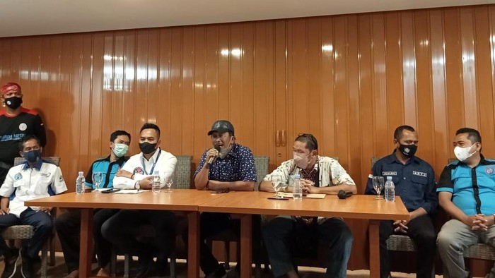 Pihak keluarga eks Dirut TransJ Sardjono Jhony, Tjahyadi, memberi klarifikasi mengenai viral direksi TransJ nonton belly dance. (Foto: Anggi/detikcom)