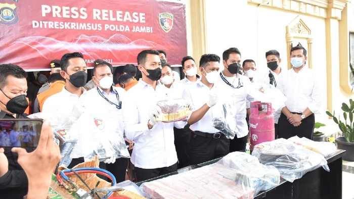 Polda Jambi menangkap 6 pelaku perdagangan emas ilegal, salah satunya oknum polisi. (Dok Humas Polri)