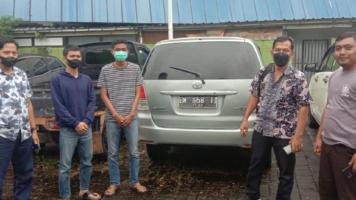 Polisi saat melimpahkan dua tersangka. (Dok istimewa)