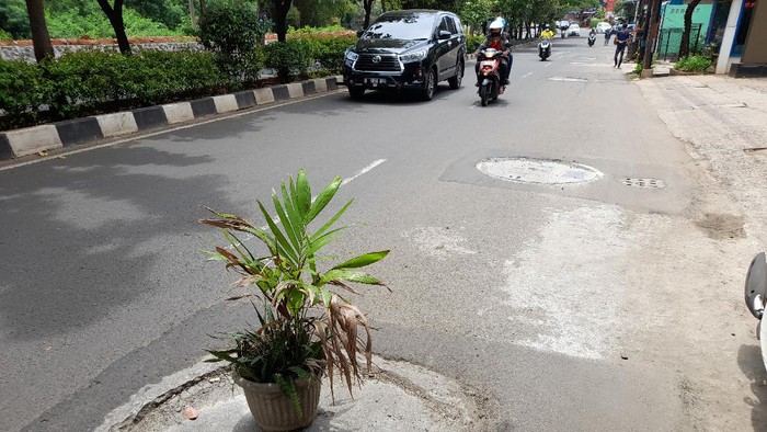 Pot kembali disimpan di atas sumur resapan di Jl Karang Tengah, Jakarta Selatan, Selasa (14/12/2021).