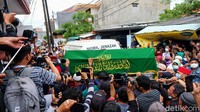 Warga langsung mengerubungi mobil jenazah.