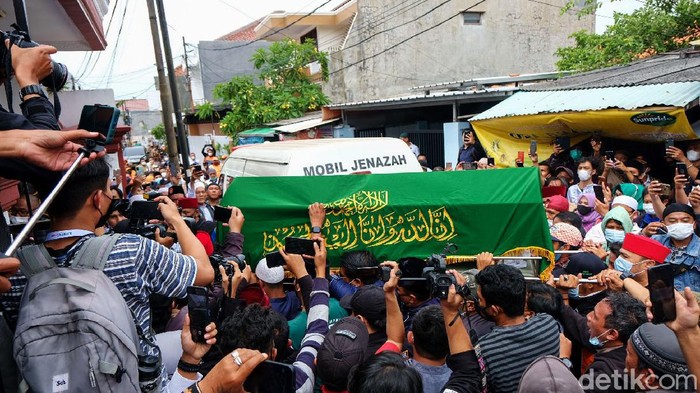 Jenazah Abraham Lunggana alias Haji Lulung tiba di rumah duka di Jakarta Barat. Pekikan kalimat tahlil mengiringi kedatangan jenazah.