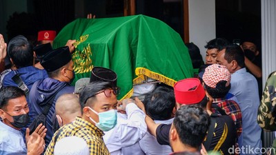 Potret Suasana Kedatangan Jenazah Haji Lulung di Rumah Duka