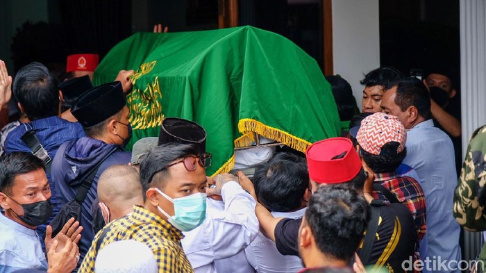 Jenazah Abraham Lunggana alias Haji Lulung tiba di rumah duka di Jakarta Barat. Pekikan kalimat tahlil mengiringi kedatangan jenazah.
