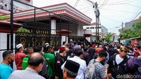 Pagar rumah duka ditutup saat ini dan hanya dibolehkan beberapa pelayat yang masuk. Warga pun banyak yang menunggu di sekitar rumah duka.