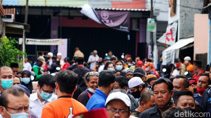 Potret Suasana Kedatangan Jenazah Haji Lulung di Rumah Duka Jenazah Abraham Lunggana alias Haji Lulung tiba di rumah duka di Jakarta Barat. Pekikan kalimat tahlil mengiringi kedatangan jenazah.