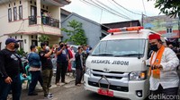 Ambulans yang membawa jenazah Haji Lulung tiba di rumah duka di Jl EE, Kebon Jeruk, Jakarta Barat, Selasa (14/12/2021) sekitar pukul 13.00 WIB.