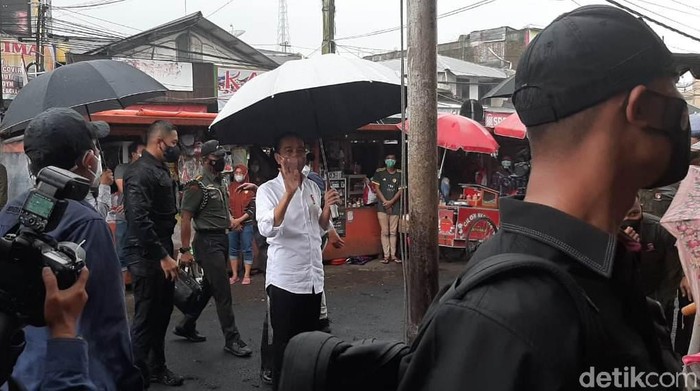 Presiden Joko Widodo saat menyapa PKL di Pasar Kertek Wonosobo, Selasa (14/12/2021).