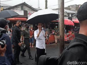 Disambut Hujan, Jokowi Sapa PKL di Pasar Wonosobo